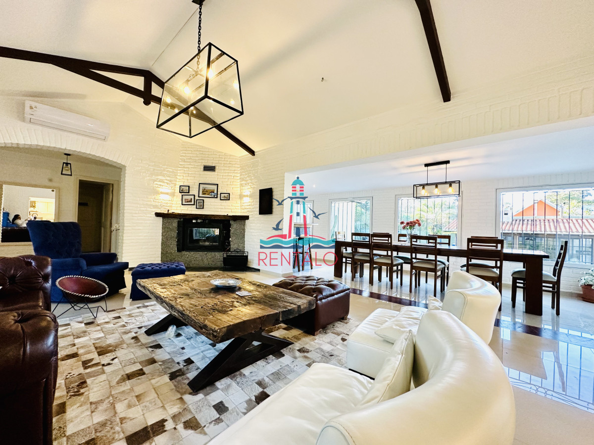 Casa ID.471 - Espectacular Casa Moderna de 5 Dormitorios con Piscina Climatizada en Alquiler de Temporada