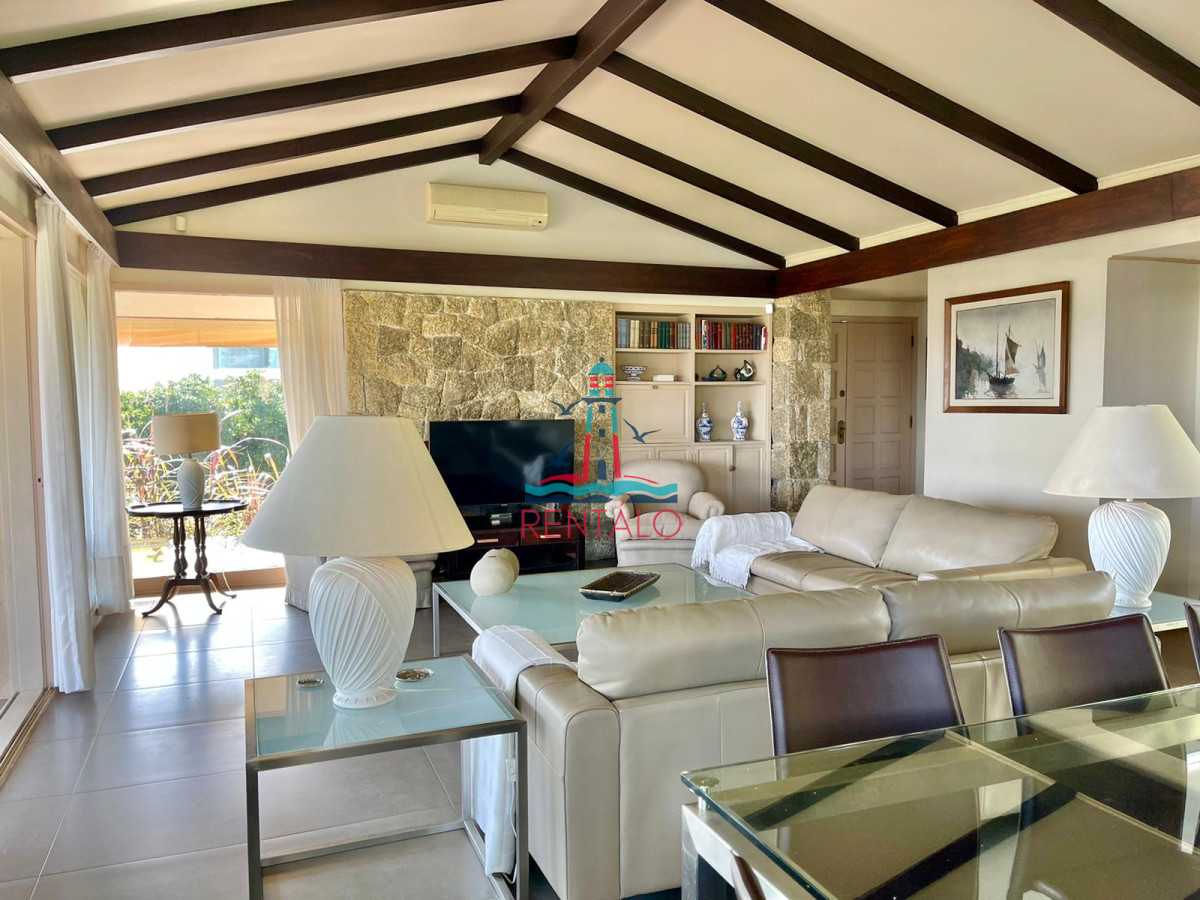 Casa ID.113 - Venta Casa de 4 Dormitorios Frente a Playa Mansa - Punta del Este