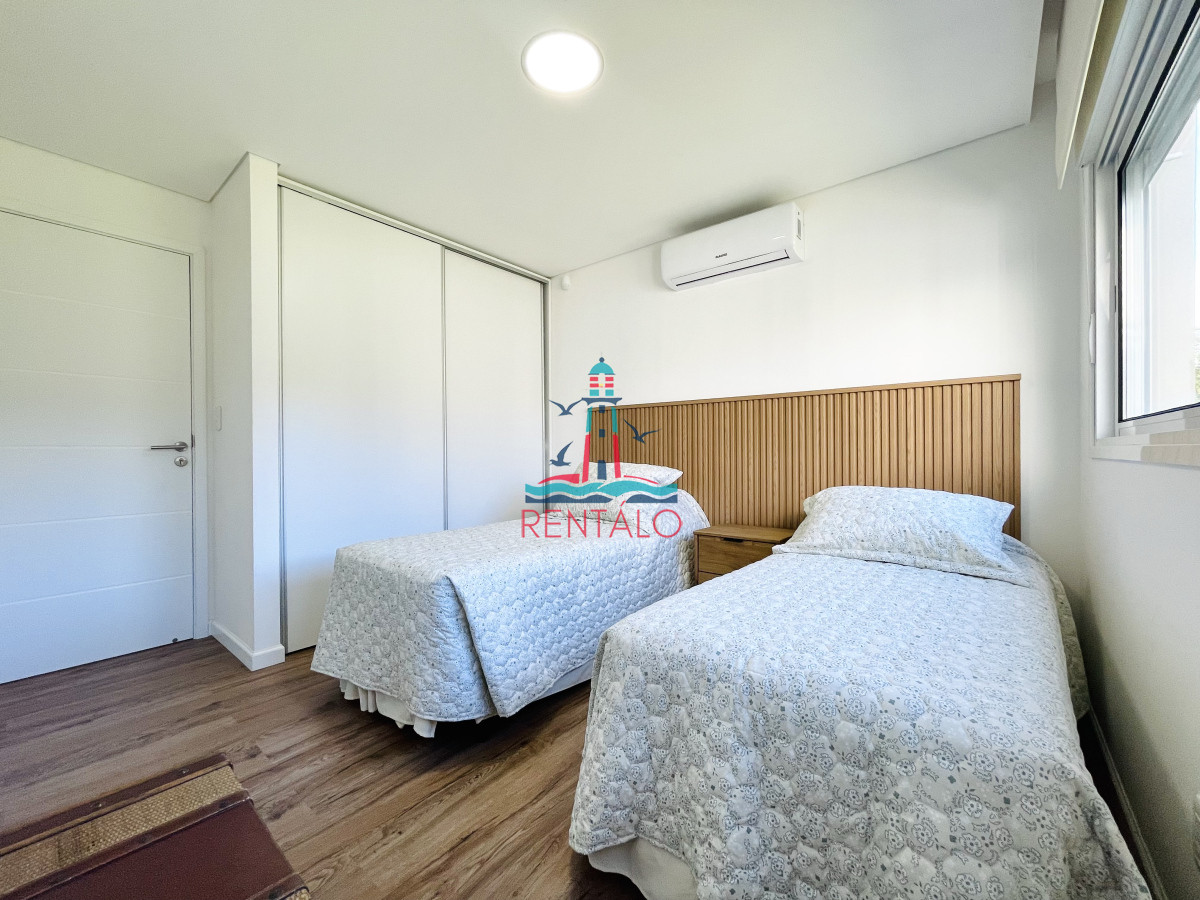 Casa ID.614 - Casa de 4 Dormitorios en venta en Punta del este  Piscina Climatizada y Parrillero en Punta Ballena, Barrio Semi Privado
