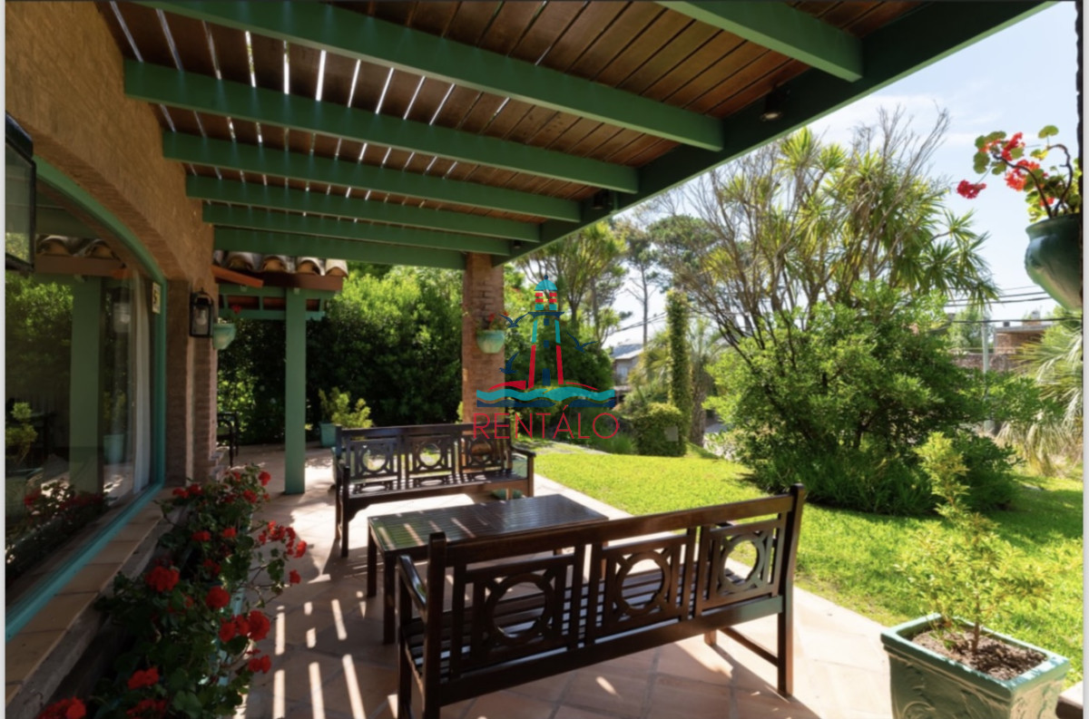 Casa ID.512 - casa en alquiler de temporada en punta del este 4  dormitorios mas dependencia y piscina en Montoya