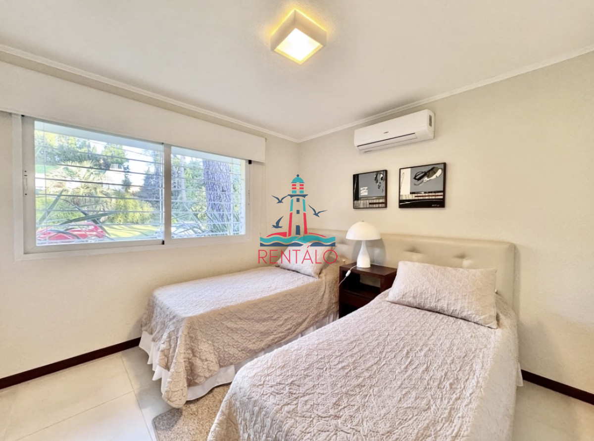 Casa ID.713 - Casa de 4 Dormitorios en Punta del este en Playa Mansa a Pocas Cuadras del Mar