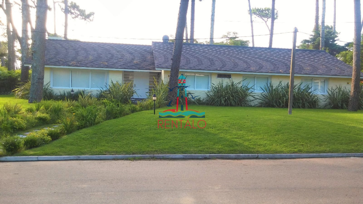 Casa ID.713 - Casa de 4 Dormitorios en Punta del este en Playa Mansa a Pocas Cuadras del Mar