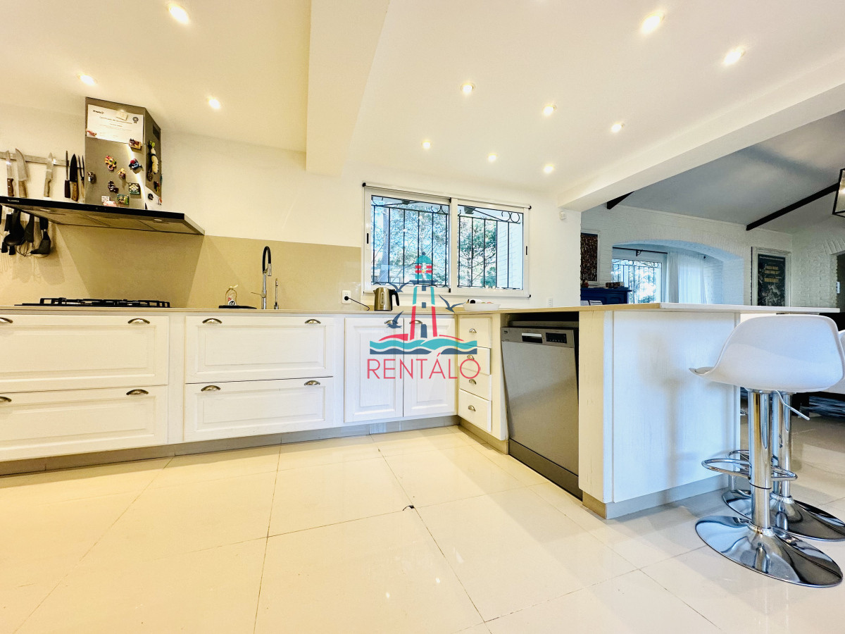 Casa ID.471 - Espectacular Casa Moderna de 5 Dormitorios con Piscina Climatizada en Alquiler de Temporada