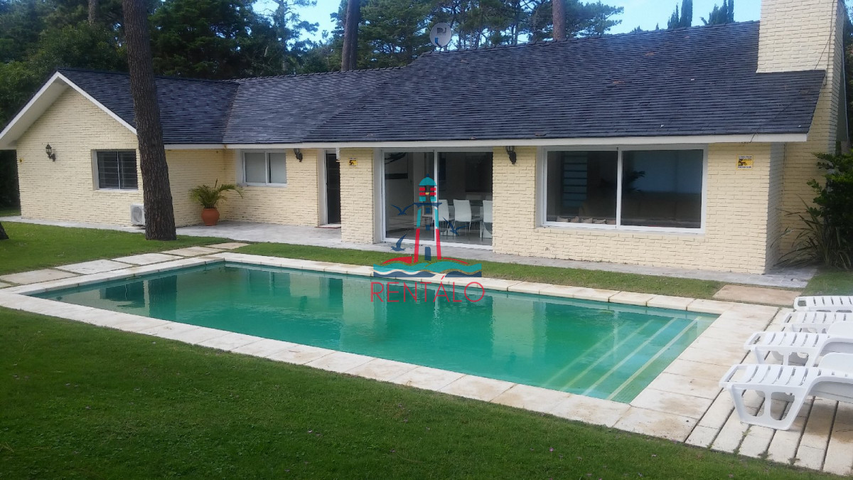 Casa ID.713 - Casa de 4 Dormitorios en Punta del este en Playa Mansa a Pocas Cuadras del Mar