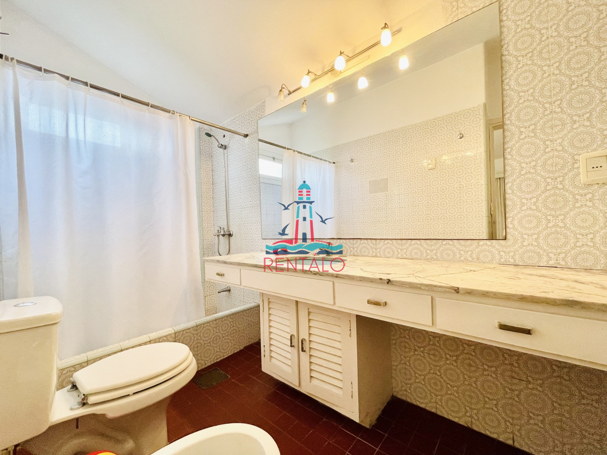 Casa ID.231 - Alquiler Anual, Casa de 4 Dormitorios, Parrillero y Piscina a pocos metros del Mar, Playa Mansa