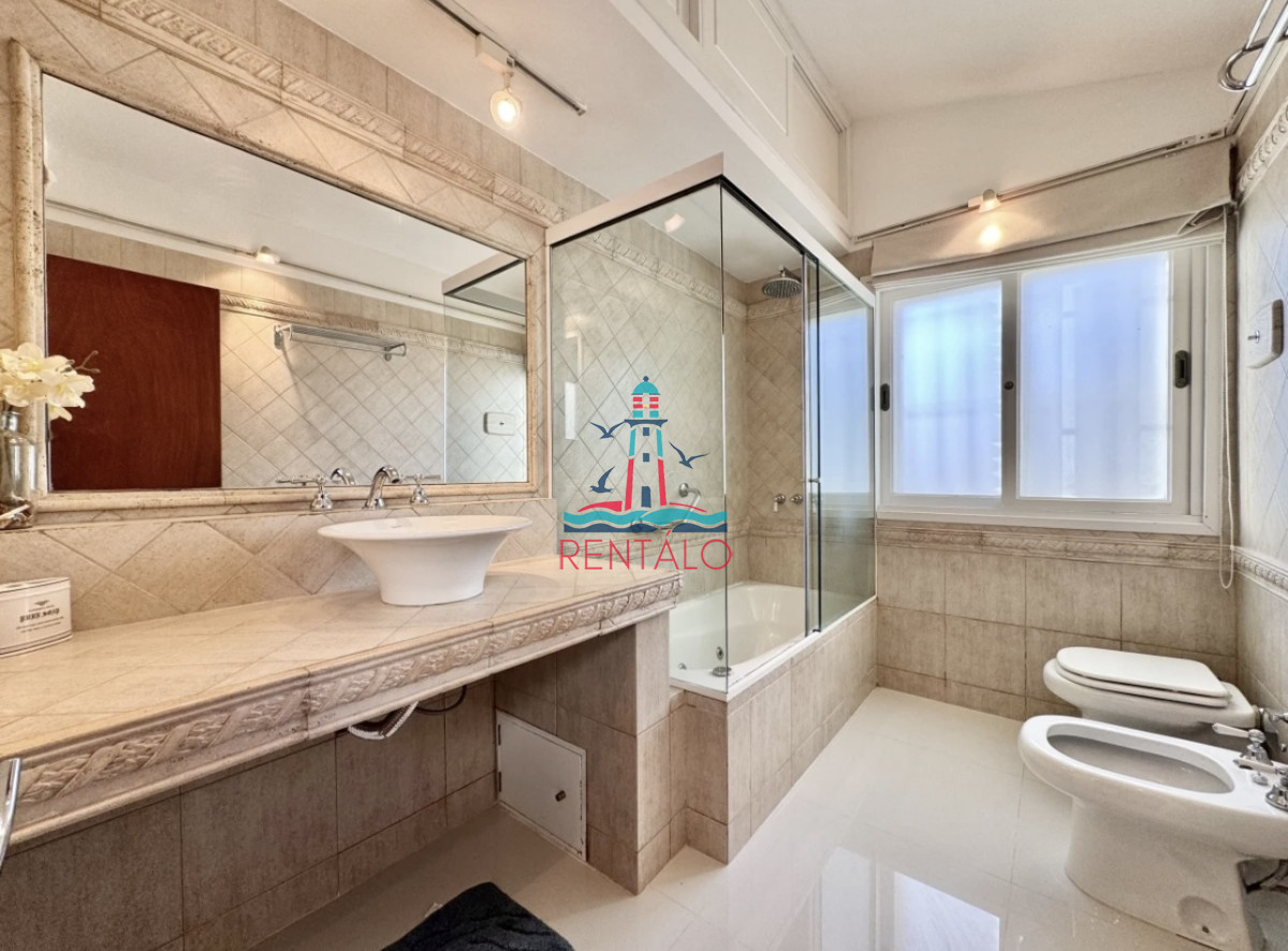 Casa ID.423 - Moderna Casa de 4 Dormitorios en Playa Mansa a 150 metros del Mar