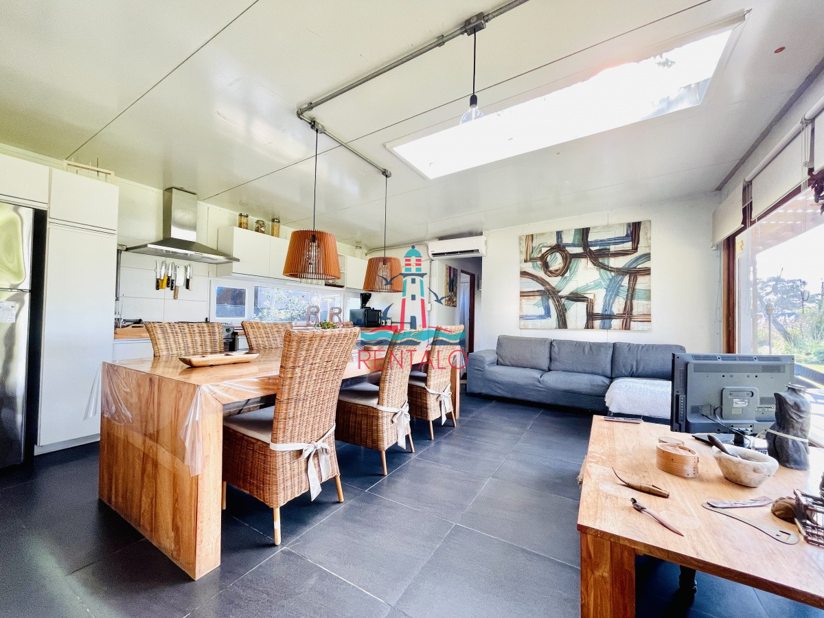 Casa ID.109 - En venta Casa de 2 Dormitorios, Piscina Climatizada y Parrillero en La Barra, Alquiler Anual e Invernal