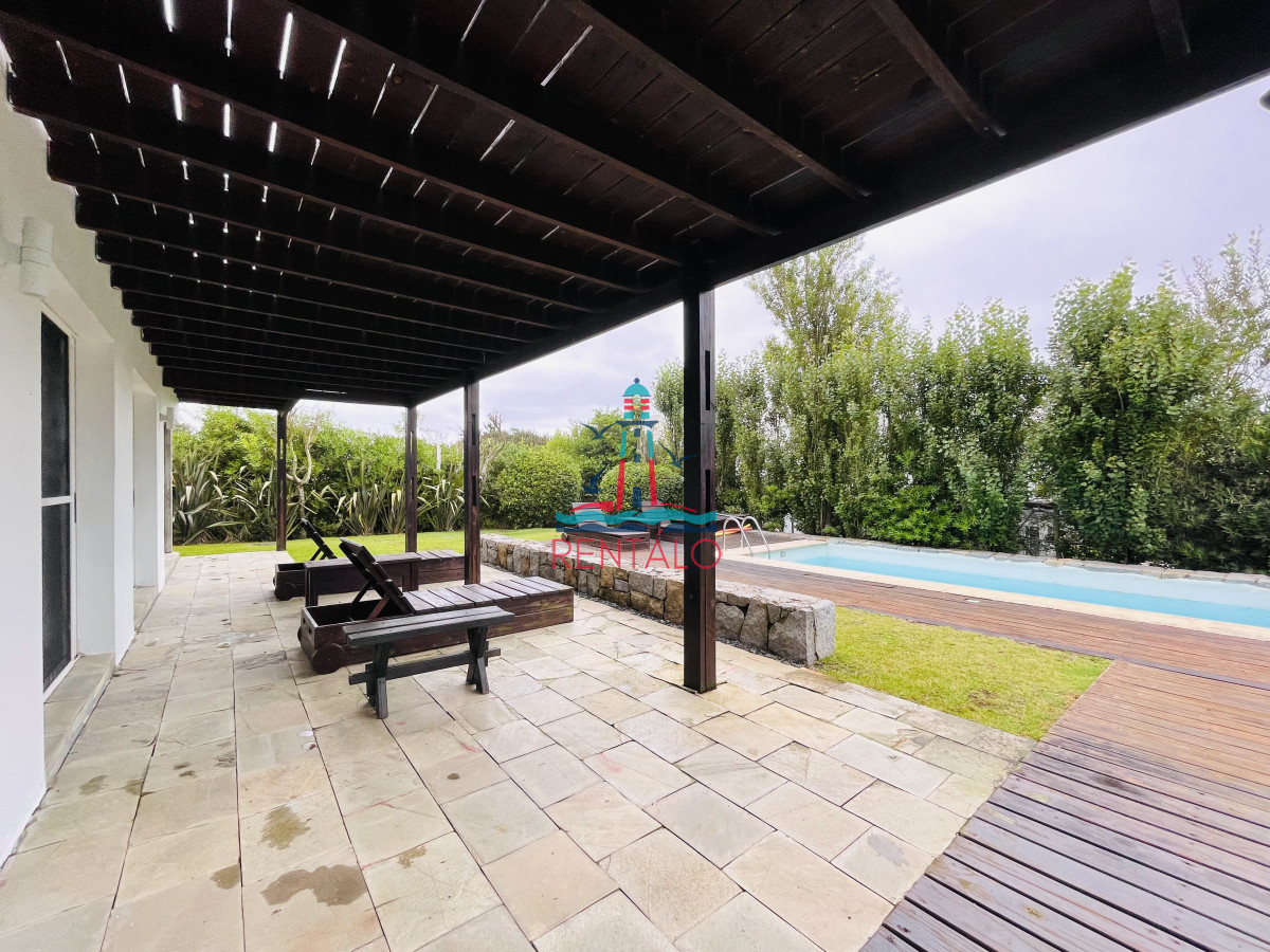Casa ID.237 - Casa en venta de 5 Dormitorios en Manantiales, Punta del Este