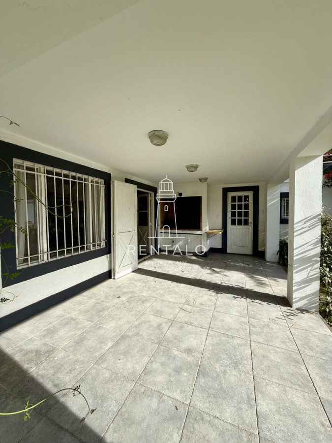 Casa ID.469 - Casa de 3 Dormitorios más Dependencia y Piscina, en Aidy Grill Punta del Este, Ubicada a pasos del Mar
