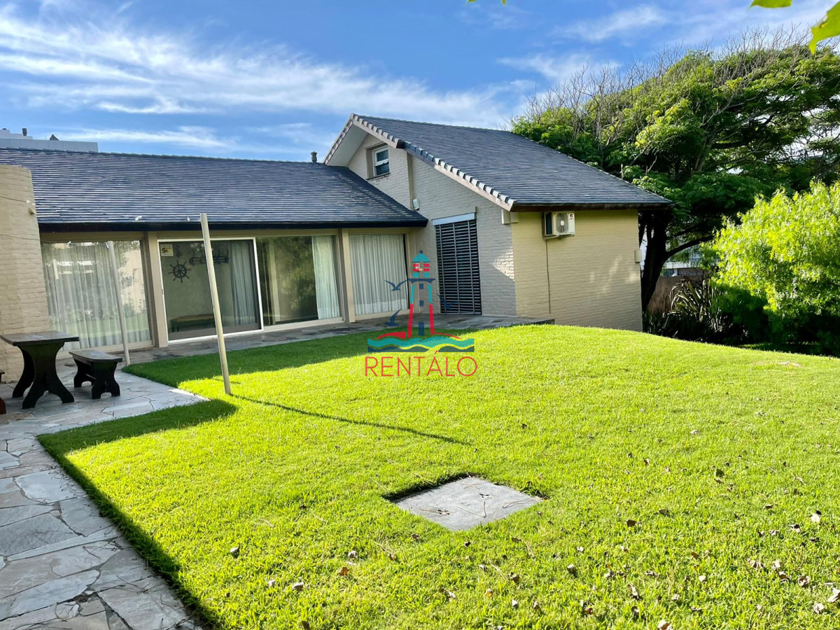 Casa ID.113 - Venta Casa de 4 Dormitorios Frente a Playa Mansa - Punta del Este