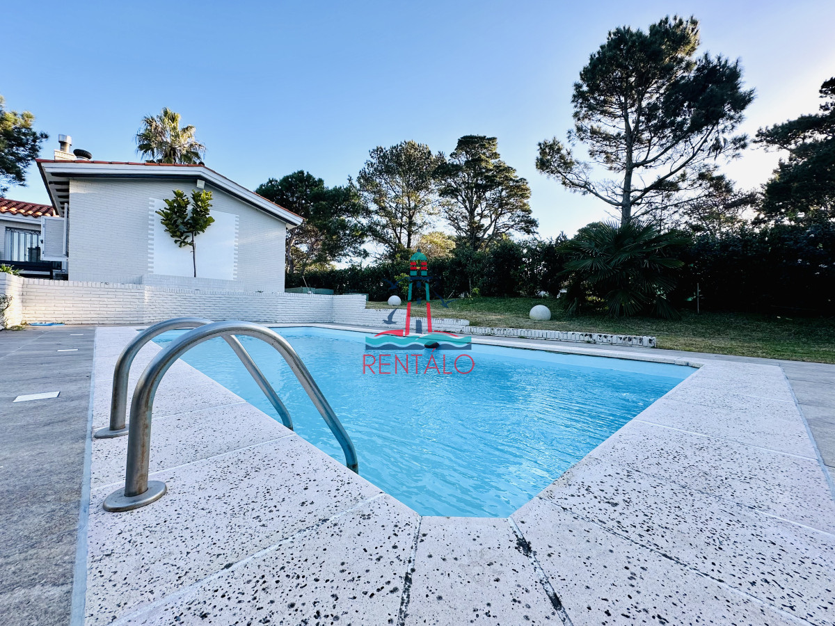 Casa ID.471 - Espectacular Casa Moderna de 5 Dormitorios con Piscina Climatizada en Alquiler de Temporada