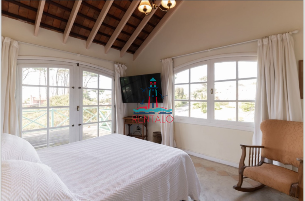 Casa ID.512 - casa en alquiler de temporada en punta del este 4  dormitorios mas dependencia y piscina en Montoya