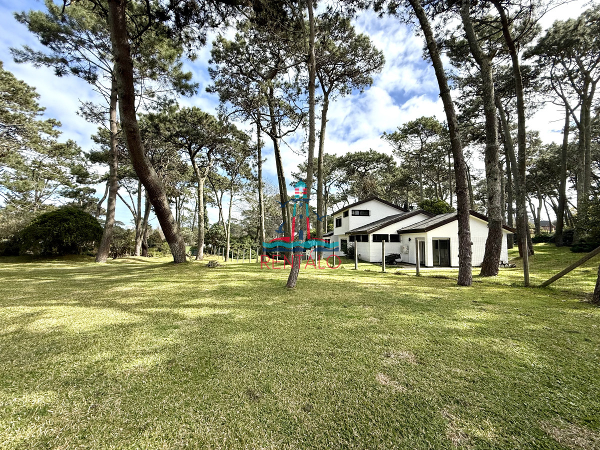 Casa ID.606 - Casa en alquiler de temporada con 4 suites más dependencia en 4500 m2 piscina y parrillero 