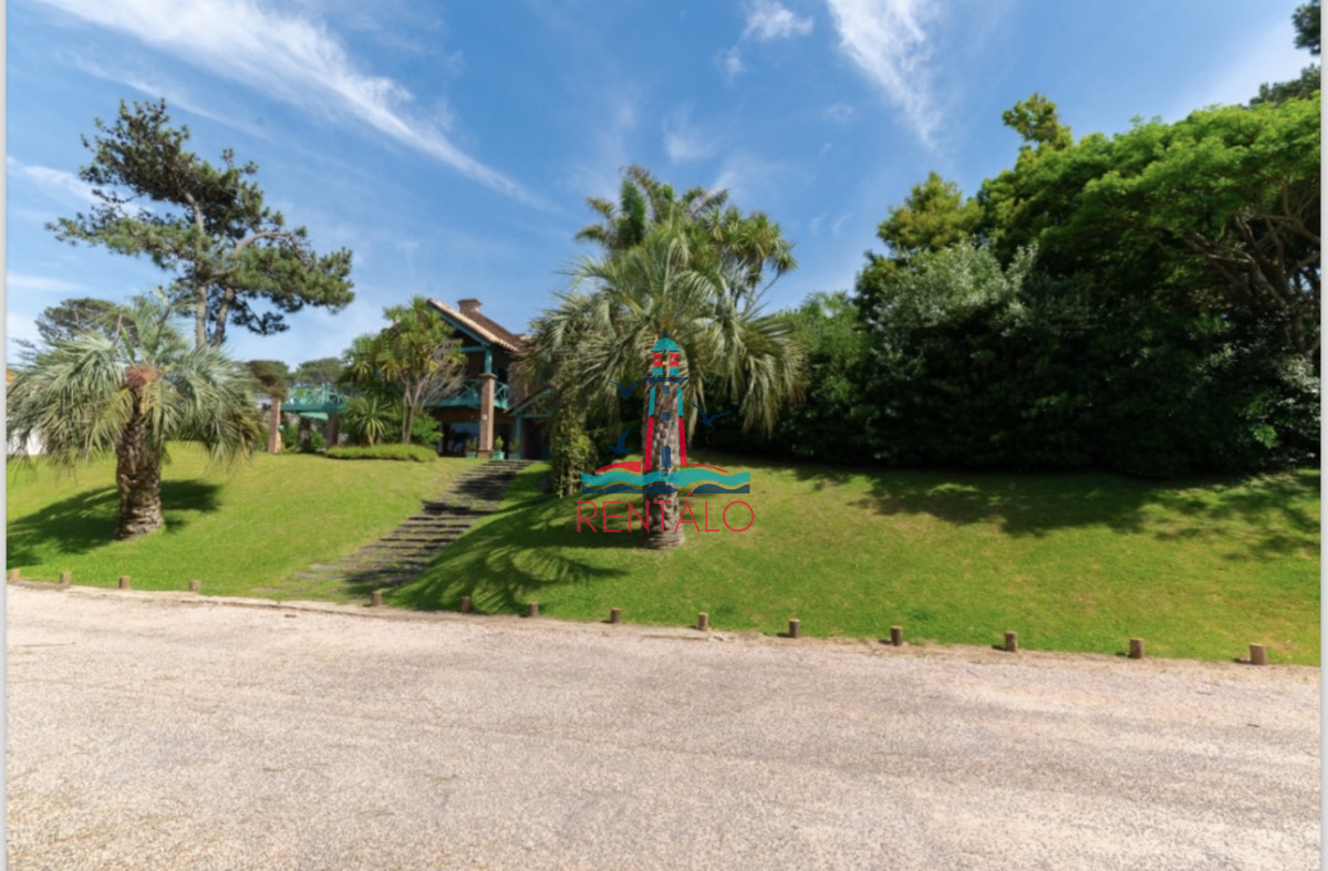 Casa ID.512 - casa en alquiler de temporada en punta del este 4  dormitorios mas dependencia y piscina en Montoya