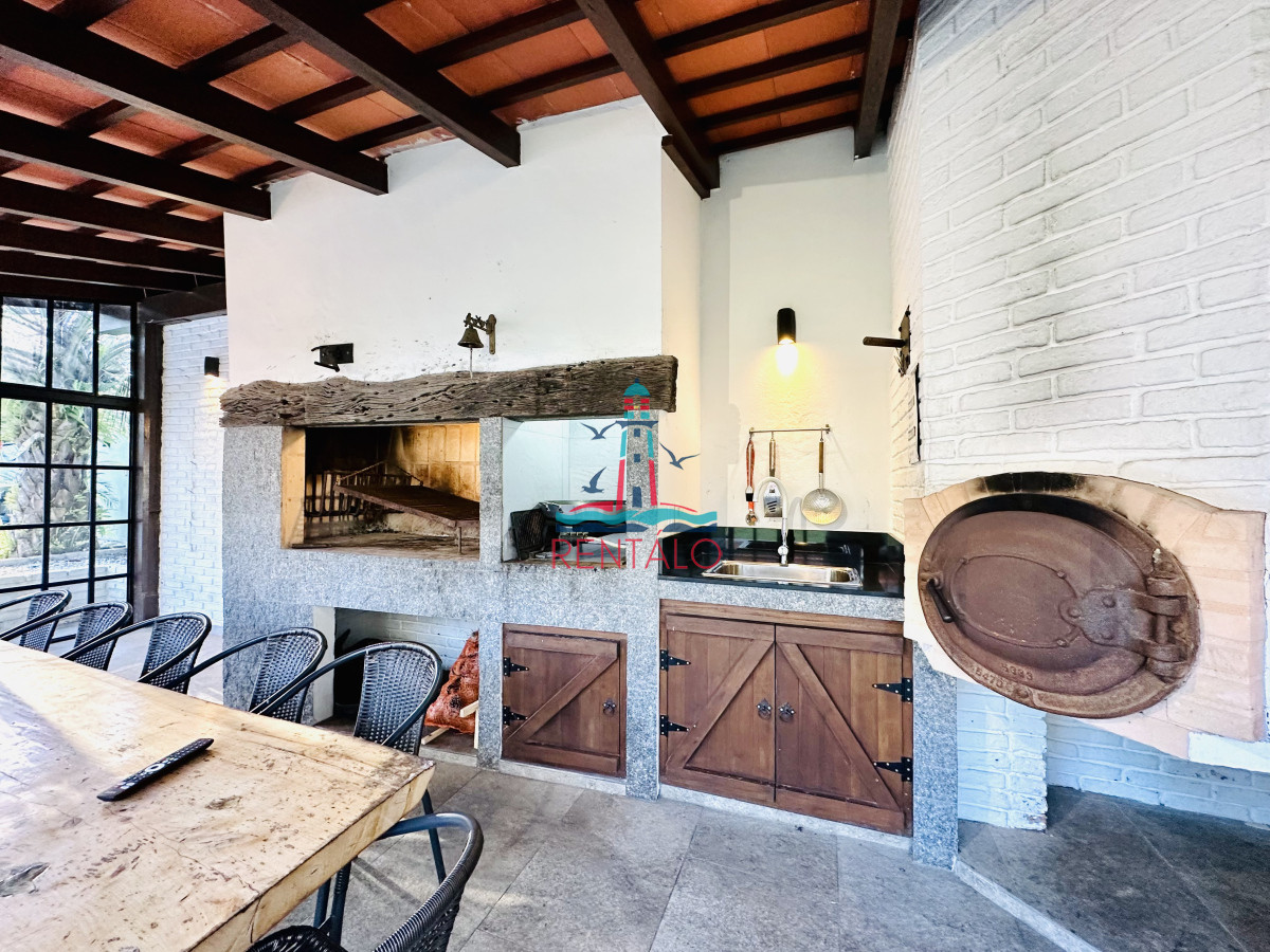 Casa ID.471 - Espectacular Casa Moderna de 5 Dormitorios con Piscina Climatizada en Alquiler de Temporada