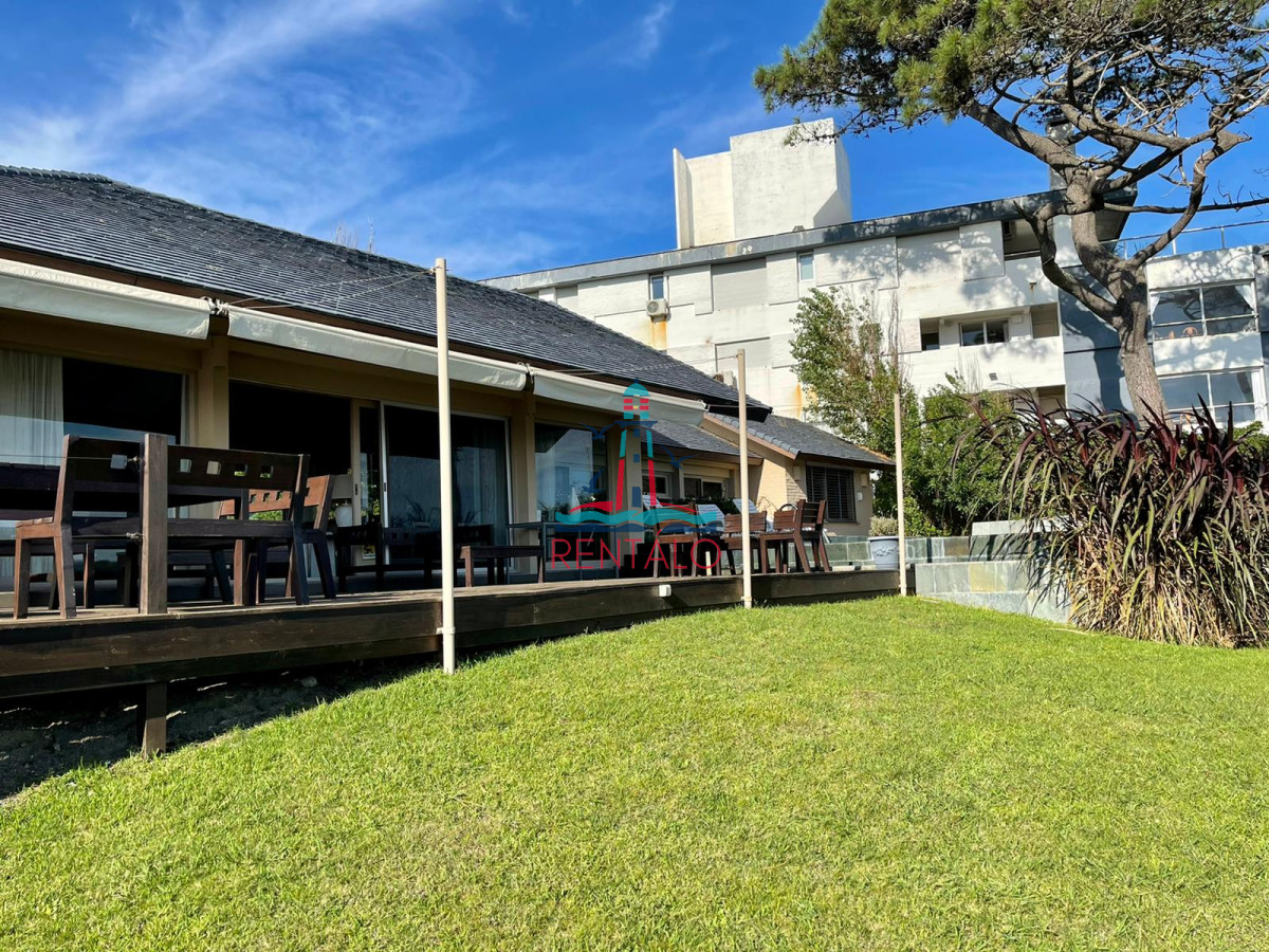 Casa ID.113 - Venta Casa de 4 Dormitorios Frente a Playa Mansa - Punta del Este