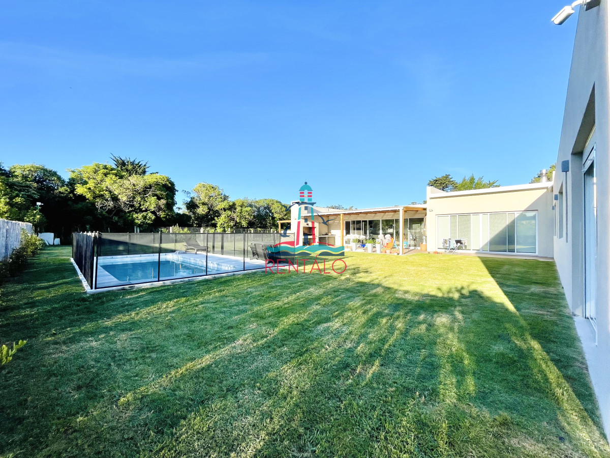 Casa ID.614 - Casa de 4 Dormitorios en venta en Punta del este  Piscina Climatizada y Parrillero en Punta Ballena, Barrio Semi Privado