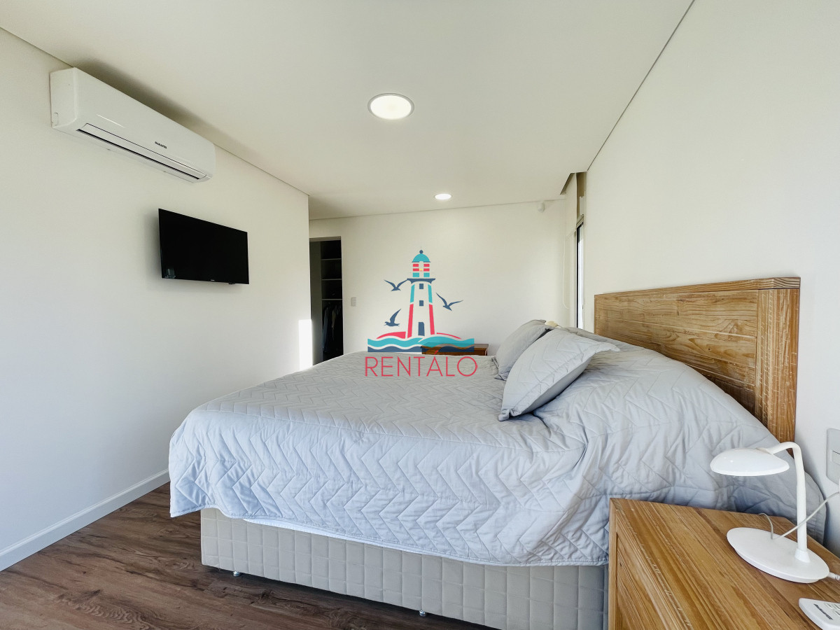 Casa ID.614 - Casa de 4 Dormitorios en venta en Punta del este  Piscina Climatizada y Parrillero en Punta Ballena, Barrio Semi Privado