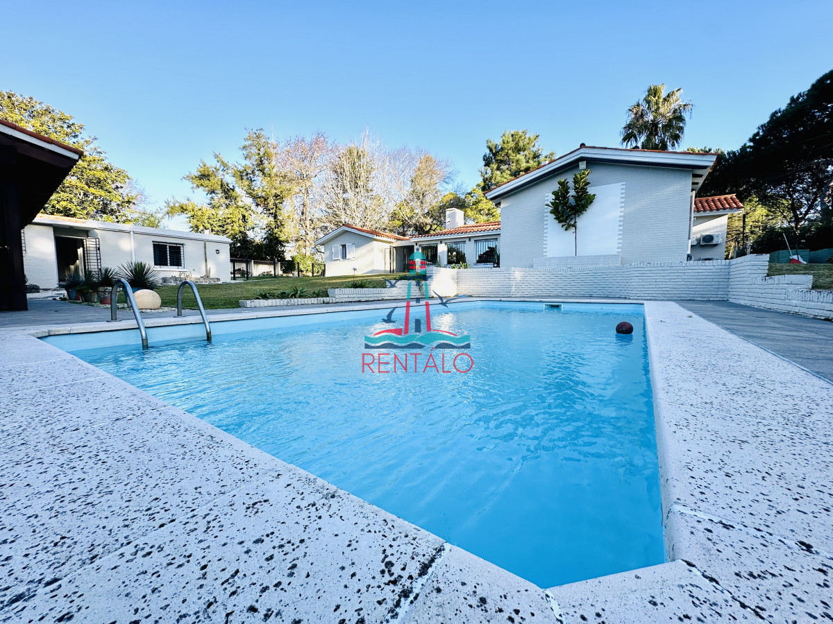 Casa ID.471 - Espectacular Casa Moderna de 5 Dormitorios con Piscina Climatizada en Alquiler de Temporada
