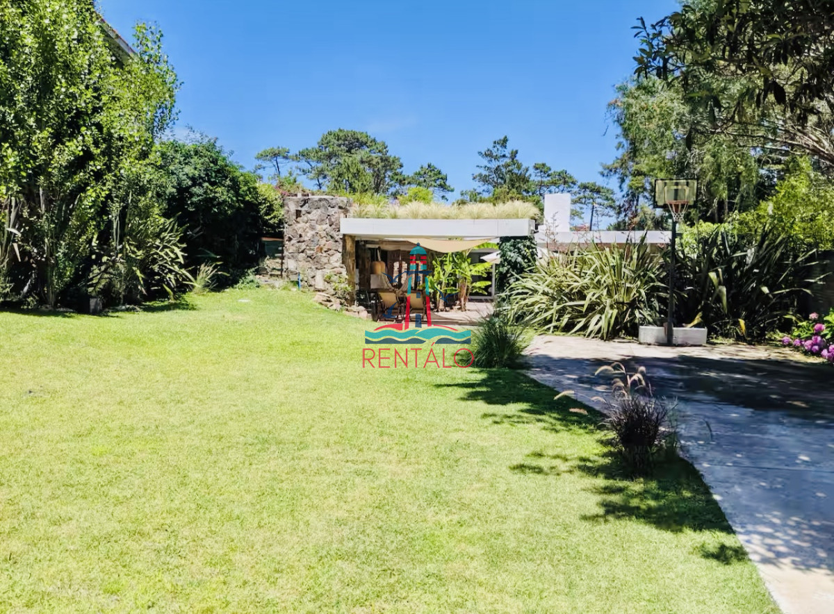 Casa ID.470 - Muy Buena Casa de 3 Dormitorios, Piscina y Parrillero en Playa Mansa, Alquiler de Temporada