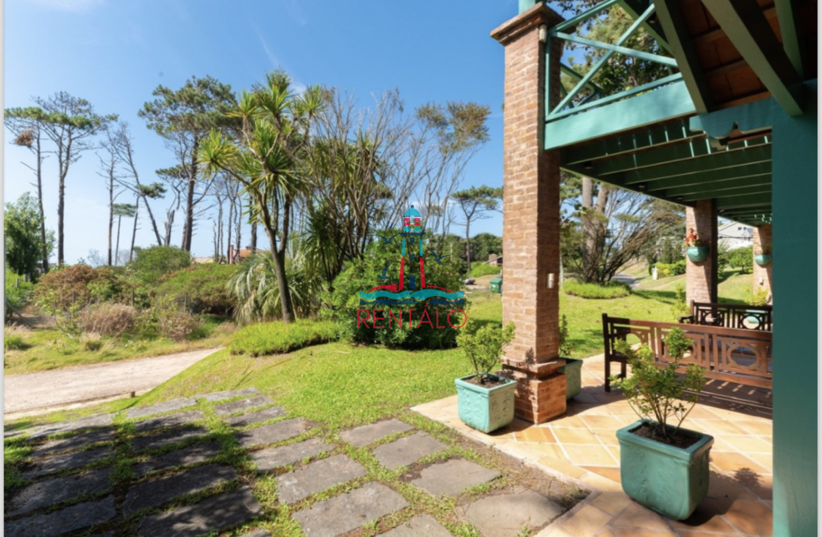Casa ID.512 - casa en alquiler de temporada en punta del este 4  dormitorios mas dependencia y piscina en Montoya