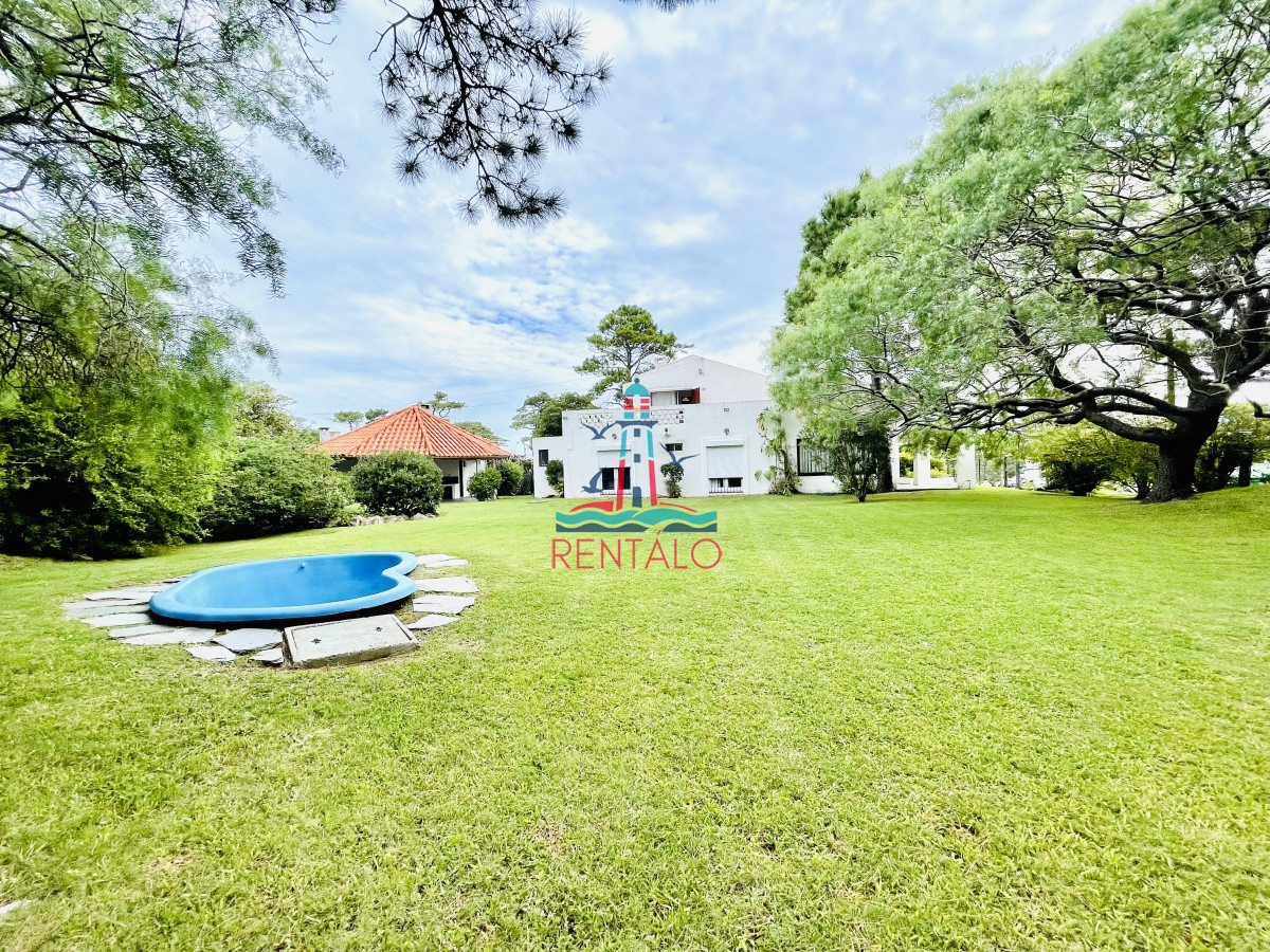 Casa ID.231 - Alquiler Anual, Casa de 4 Dormitorios, Parrillero y Piscina a pocos metros del Mar, Playa Mansa