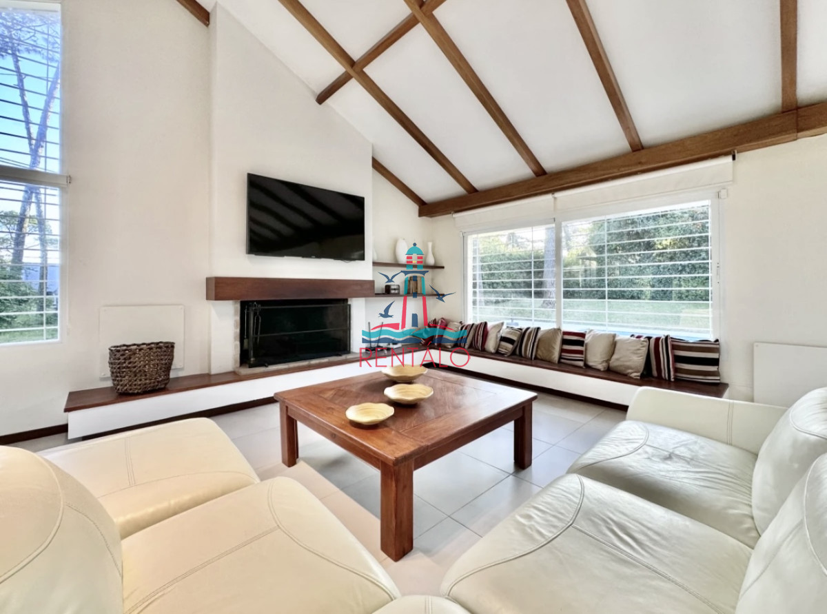 Casa ID.713 - Casa de 4 Dormitorios en Punta del este en Playa Mansa a Pocas Cuadras del Mar