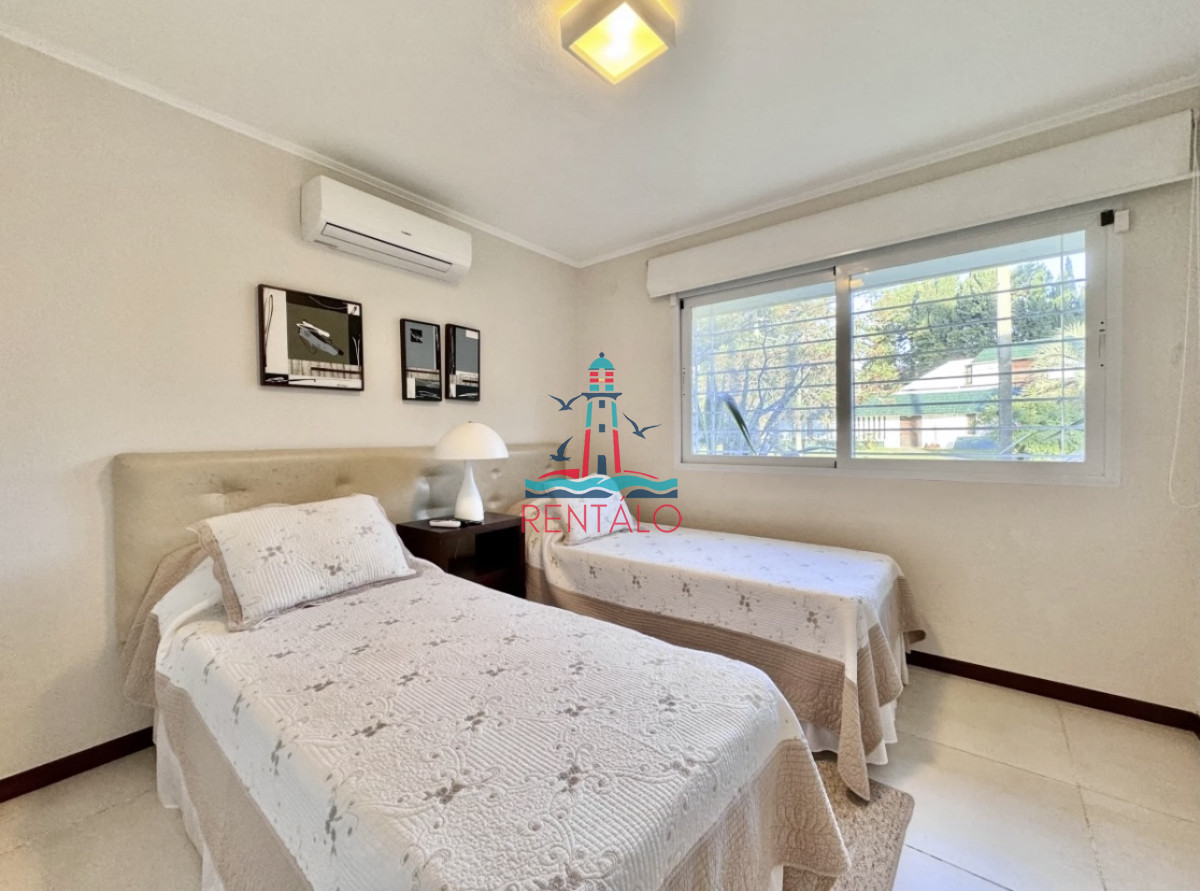 Casa ID.713 - Casa de 4 Dormitorios en Punta del este en Playa Mansa a Pocas Cuadras del Mar