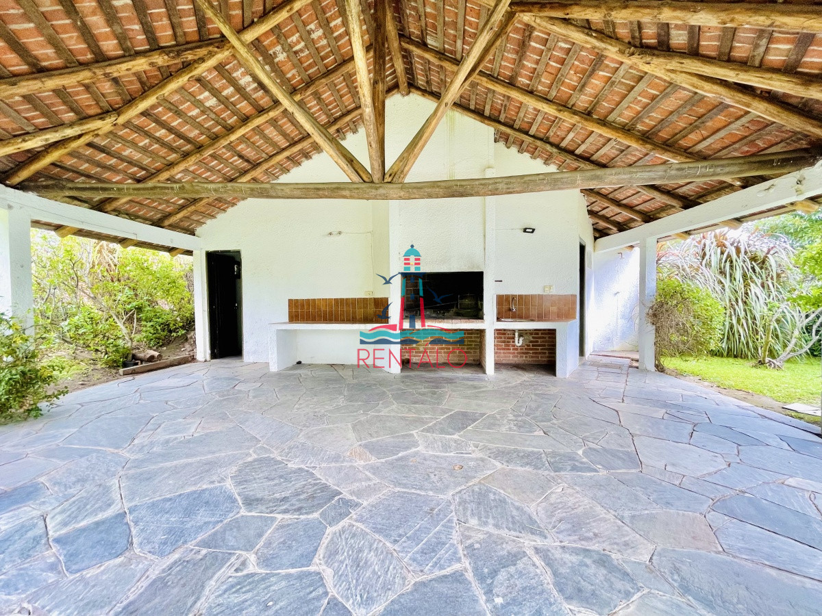 Casa ID.231 - Alquiler Anual, Casa de 4 Dormitorios, Parrillero y Piscina a pocos metros del Mar, Playa Mansa
