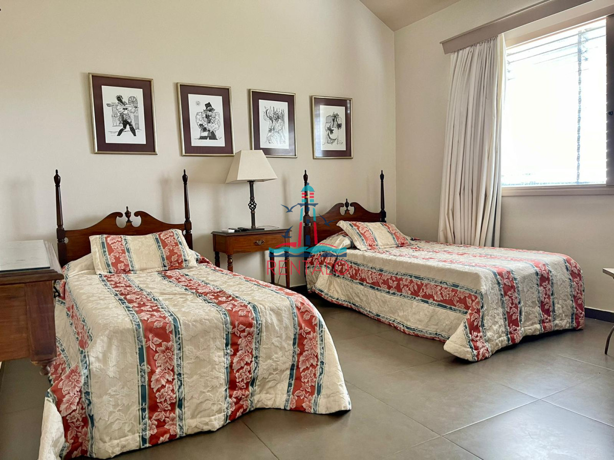 Casa ID.113 - Venta Casa de 4 Dormitorios Frente a Playa Mansa - Punta del Este