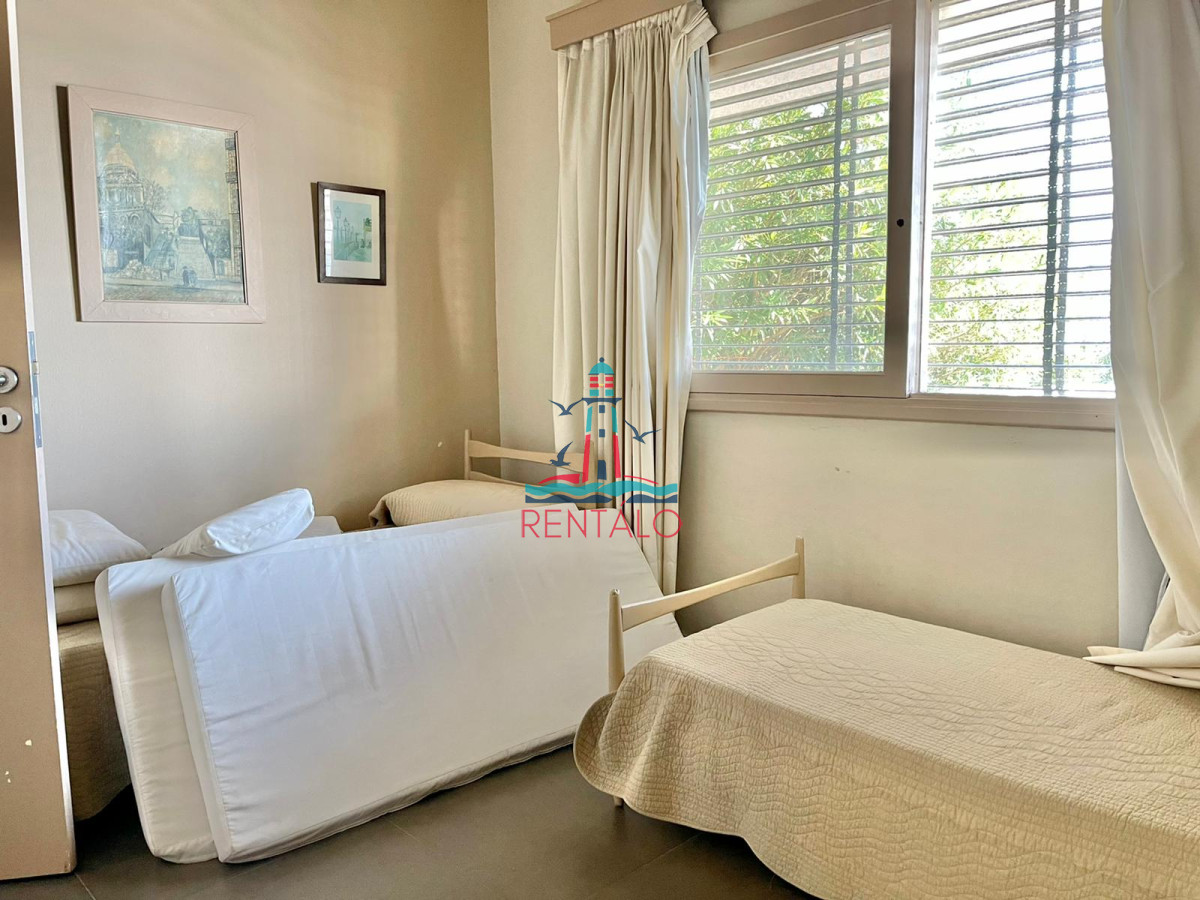 Casa ID.113 - Venta Casa de 4 Dormitorios Frente a Playa Mansa - Punta del Este