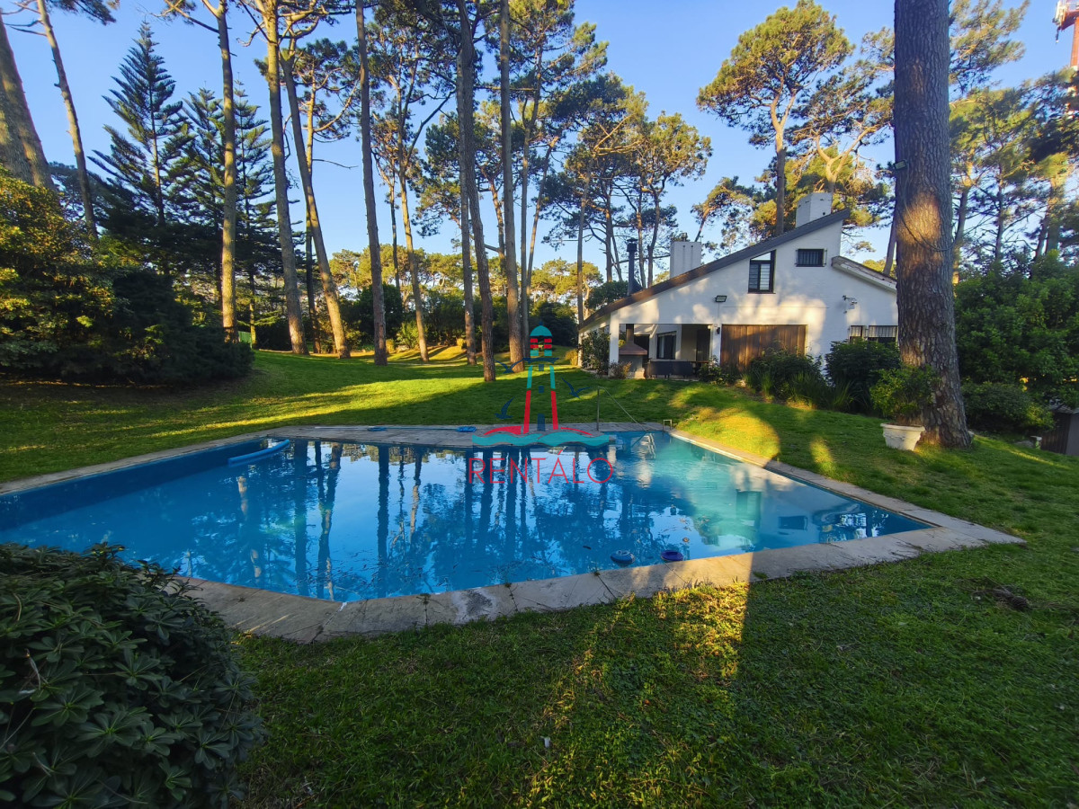 Casa ID.606 - Casa en alquiler de temporada con 4 suites más dependencia en 4500 m2 piscina y parrillero 