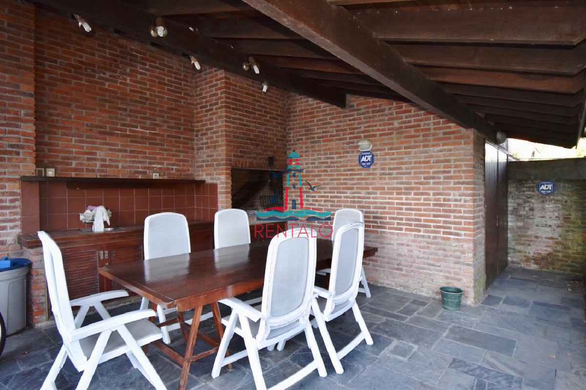 Casa ID.620 - Casa de 4 Dormitorios en Playa Mansa - Punta del Este