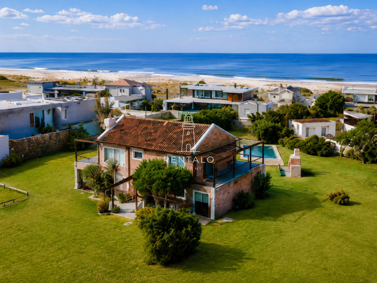 Casa ID.1221 - Excelente Casa de 4 Dormitorios con Vista al Mar y Piscina en Montoya, La Barra