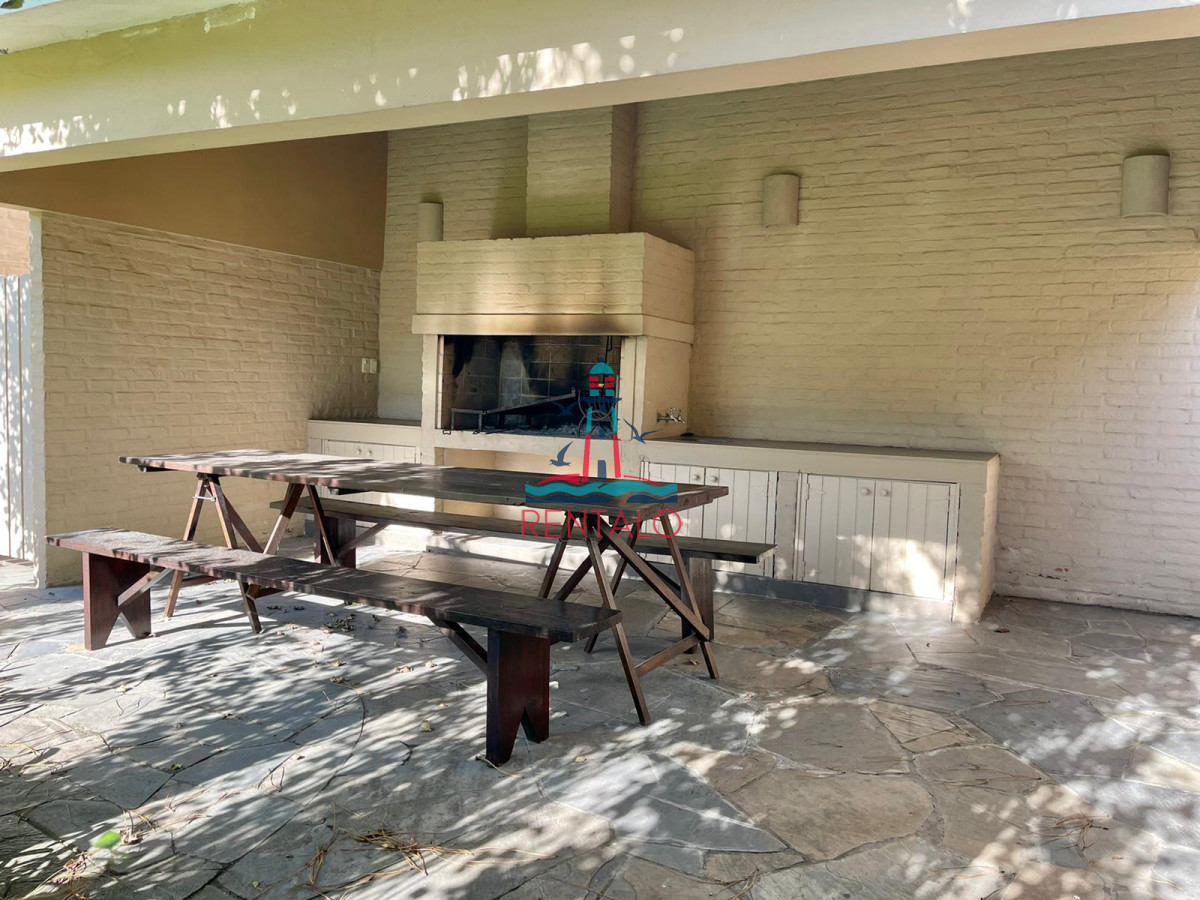 Casa ID.113 - Venta Casa de 4 Dormitorios Frente a Playa Mansa - Punta del Este