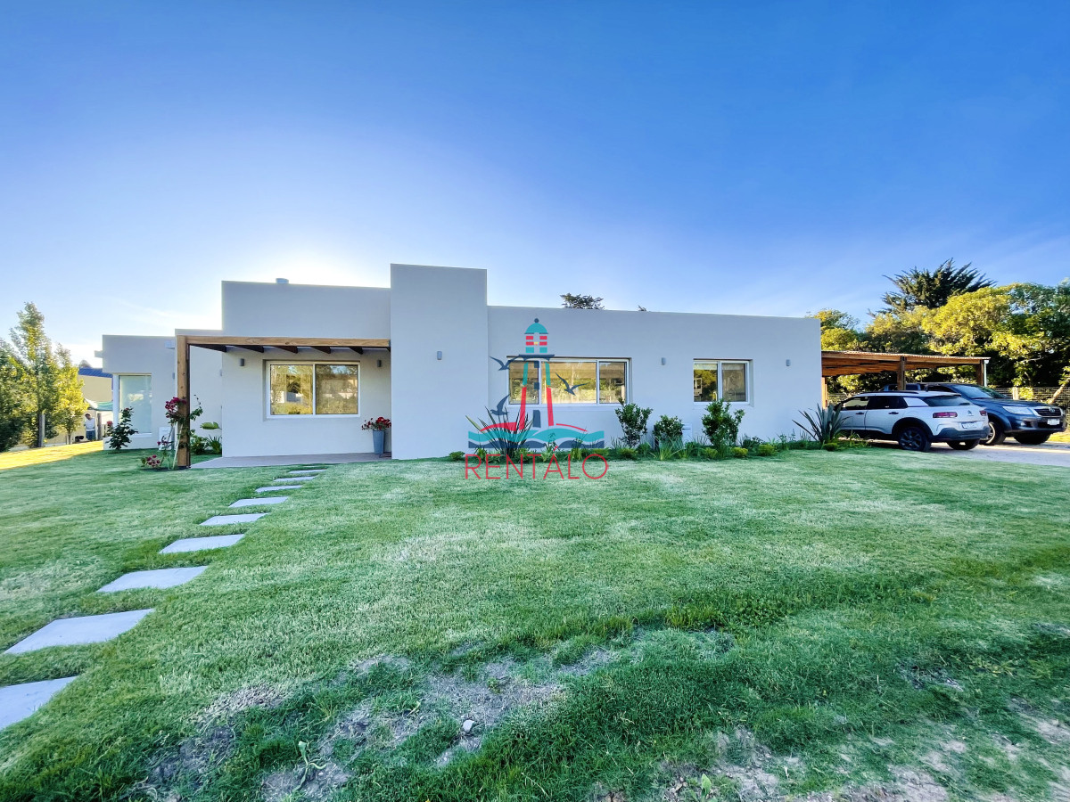 Casa ID.614 - Casa de 4 Dormitorios en venta en Punta del este  Piscina Climatizada y Parrillero en Punta Ballena, Barrio Semi Privado
