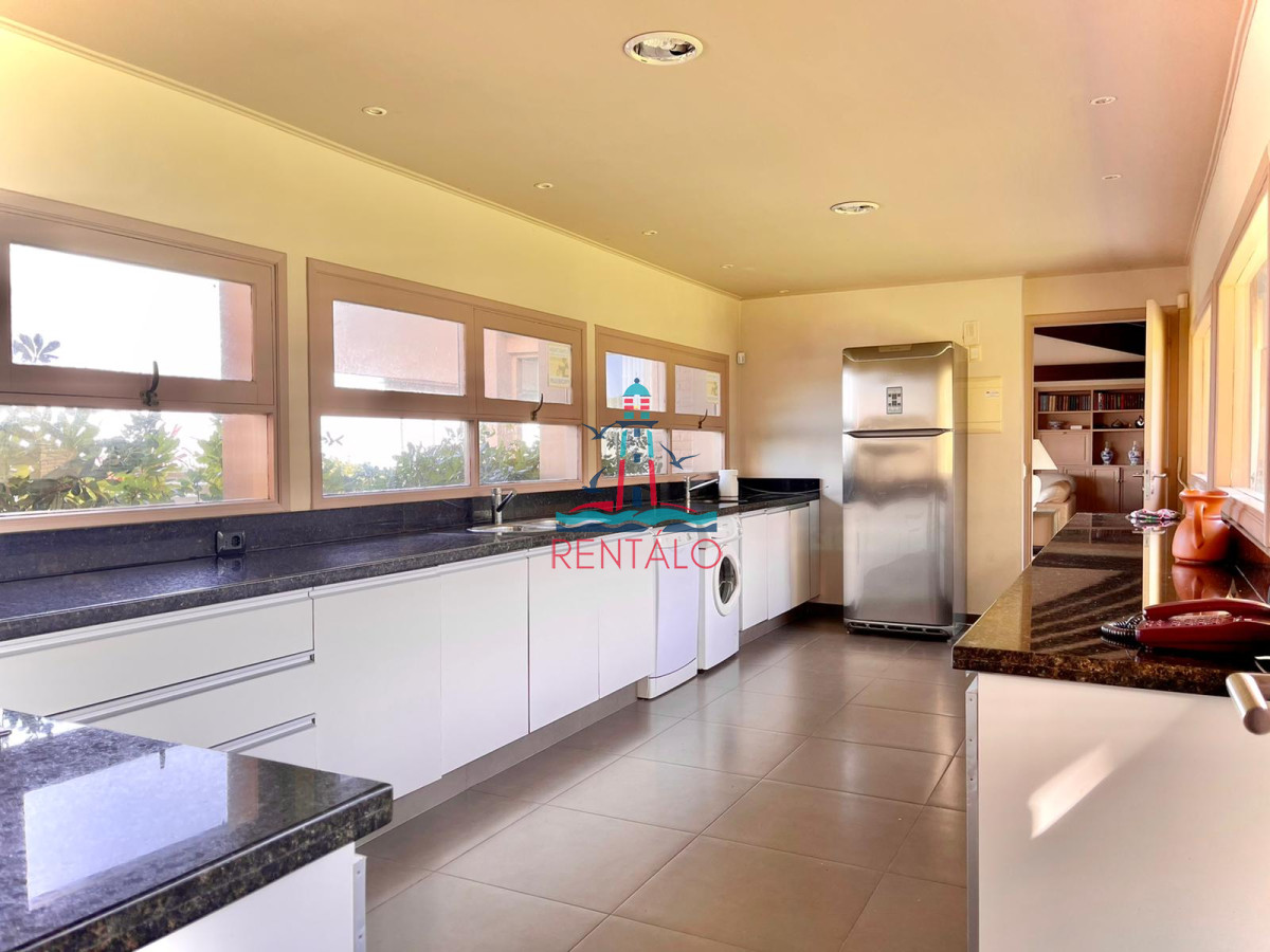 Casa ID.113 - Venta Casa de 4 Dormitorios Frente a Playa Mansa - Punta del Este