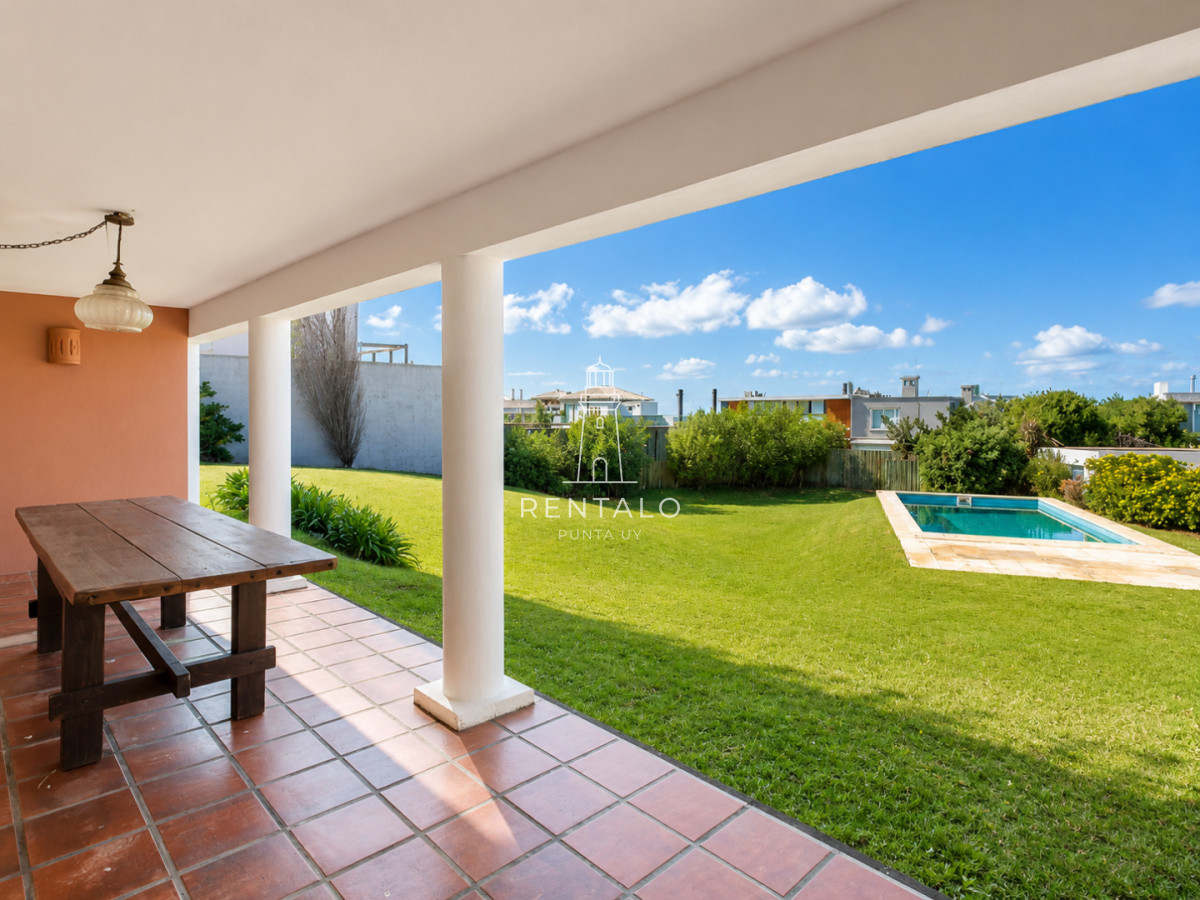 Casa ID.1221 - Excelente Casa de 4 Dormitorios con Vista al Mar y Piscina en Montoya, La Barra