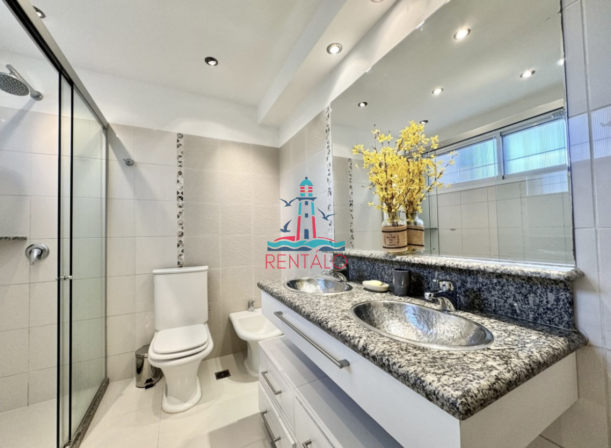 Casa ID.423 - Moderna Casa de 4 Dormitorios en Playa Mansa a 150 metros del Mar