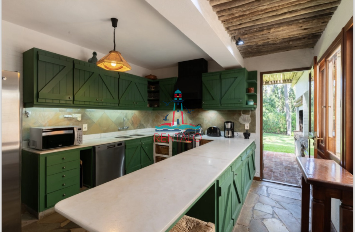 Casa ID.304 - Excelente casa de 5 dormitorios mas dependencia y gran parque a 200 metros de la Playa de Montoya en alquiler de temporada