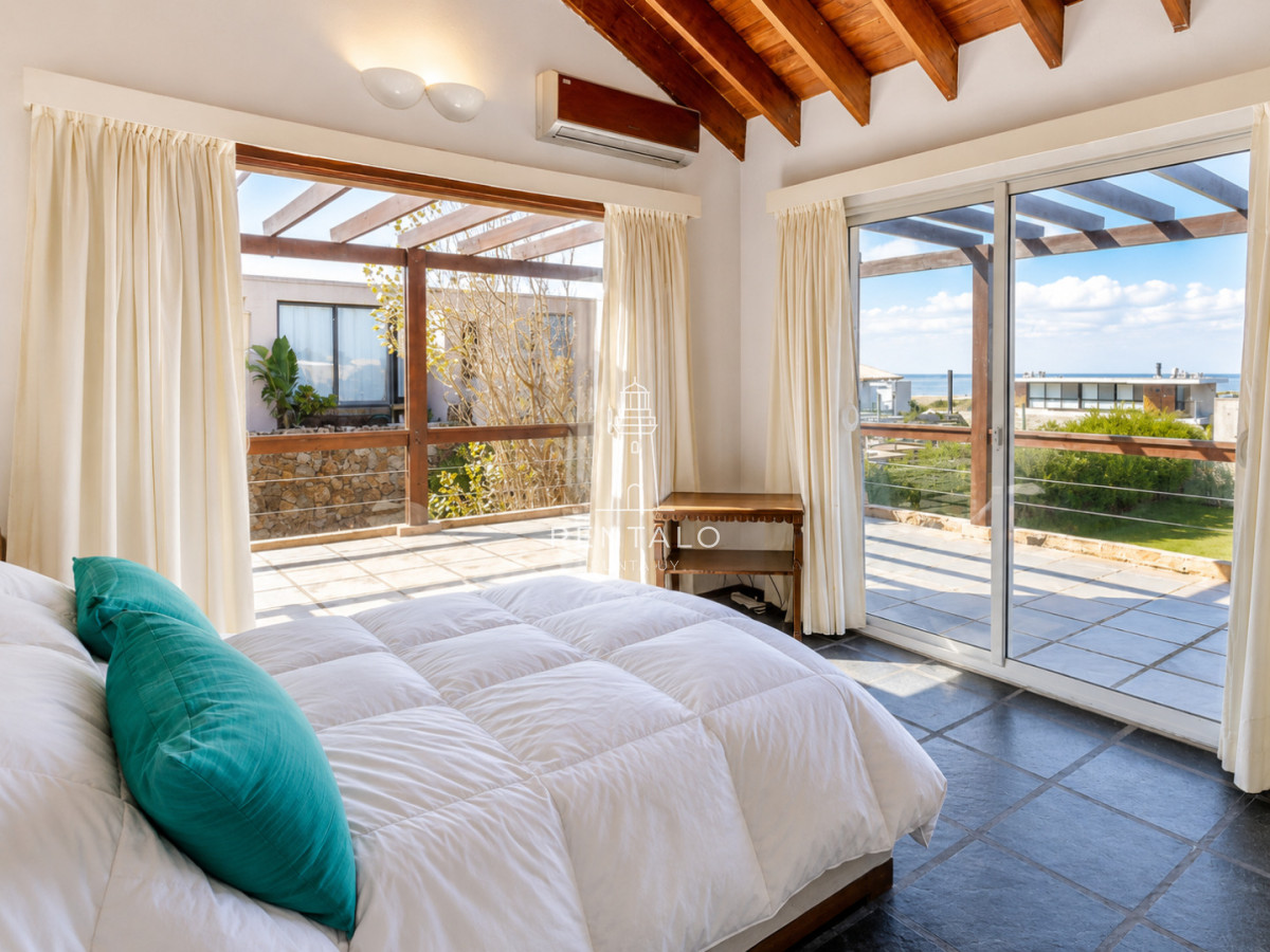 Casa ID.1221 - Excelente Casa de 4 Dormitorios con Vista al Mar y Piscina en Montoya, La Barra