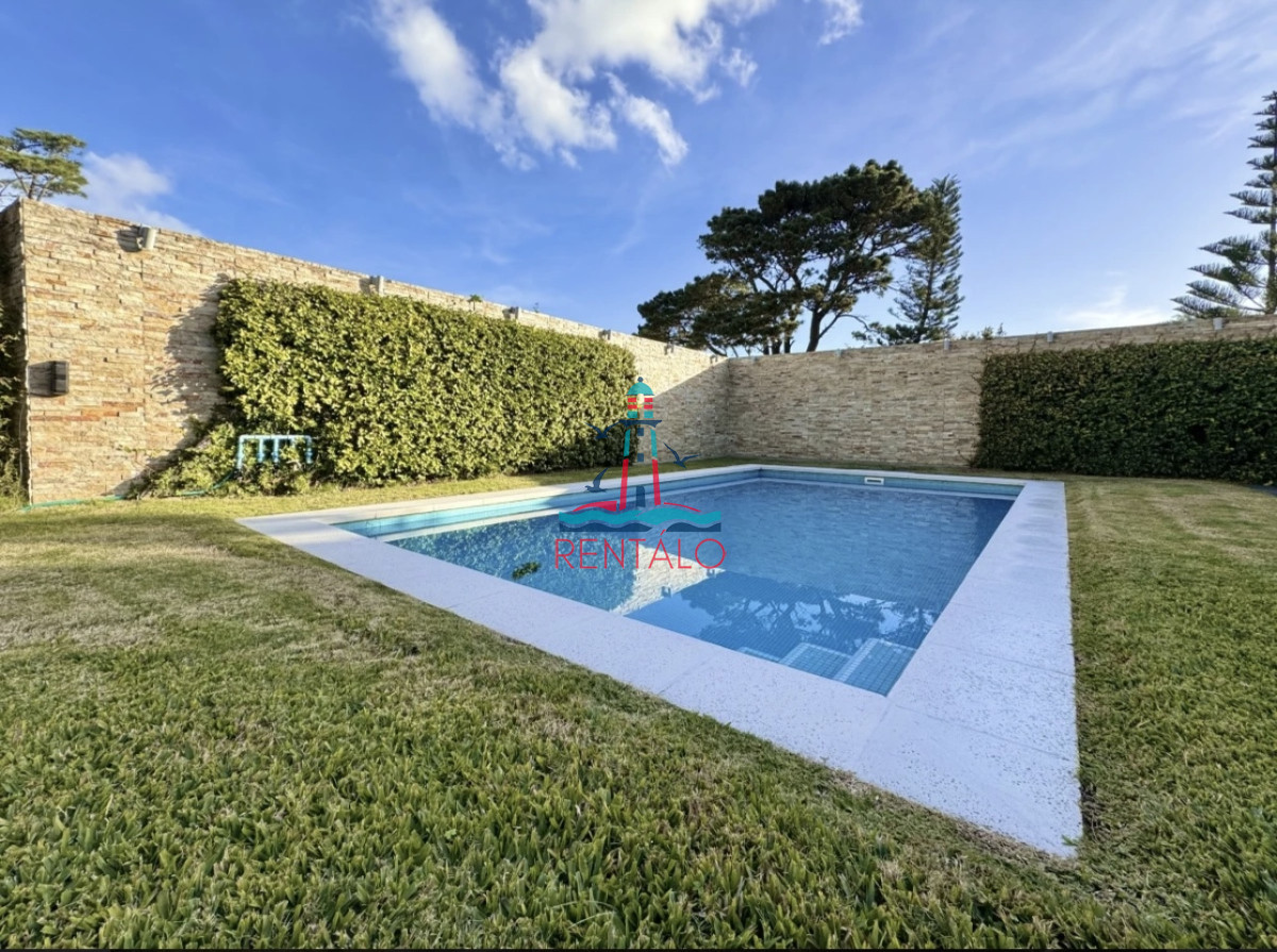 Casa ID.423 - Moderna Casa de 4 Dormitorios en Playa Mansa a 150 metros del Mar