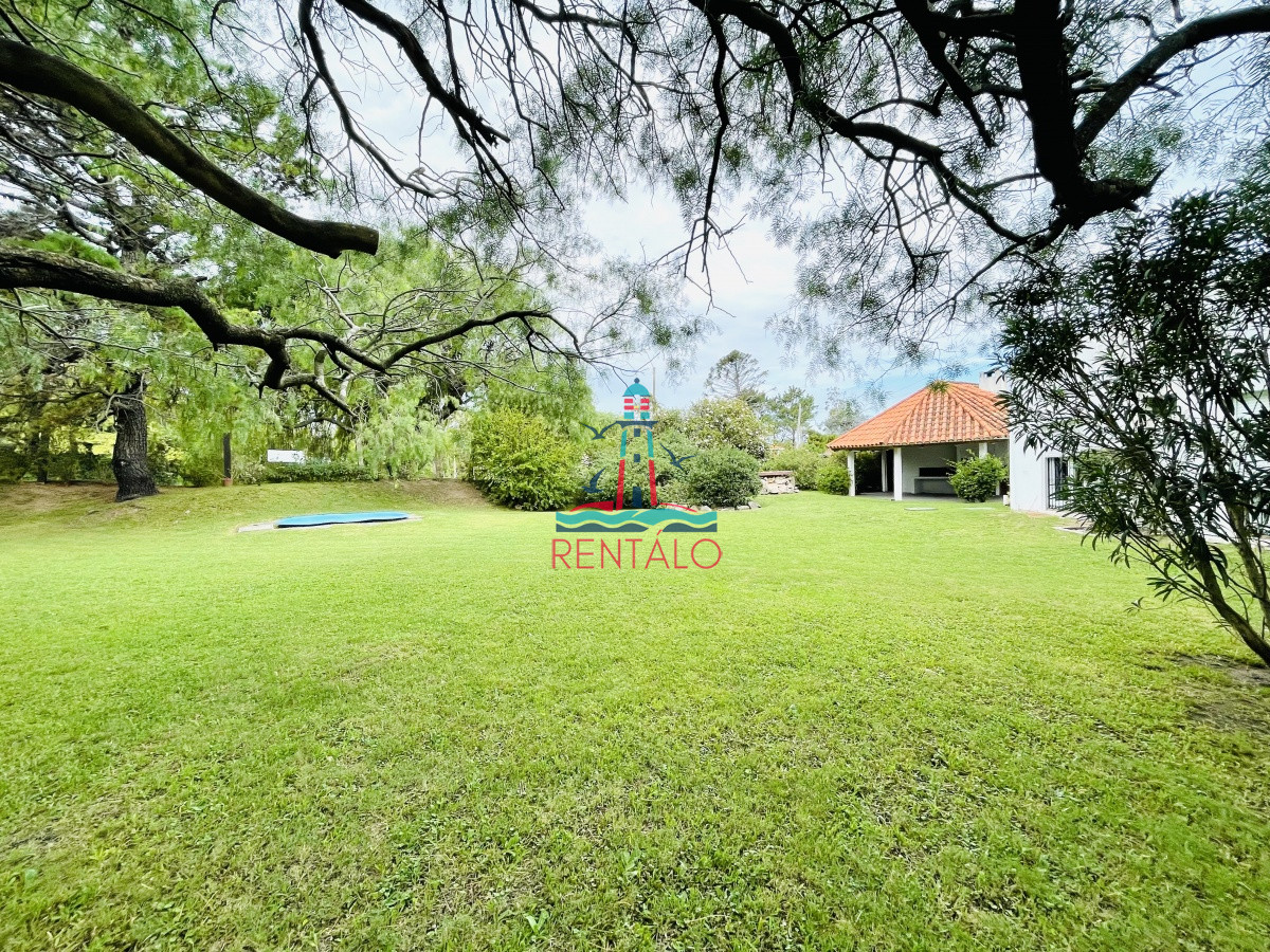 Casa ID.231 - Alquiler Anual, Casa de 4 Dormitorios, Parrillero y Piscina a pocos metros del Mar, Playa Mansa