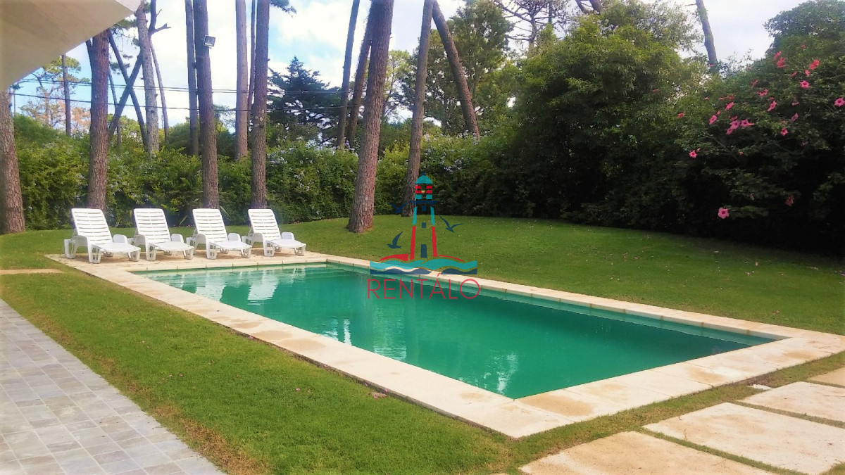 Casa ID.713 - Casa de 4 Dormitorios en Punta del este en Playa Mansa a Pocas Cuadras del Mar