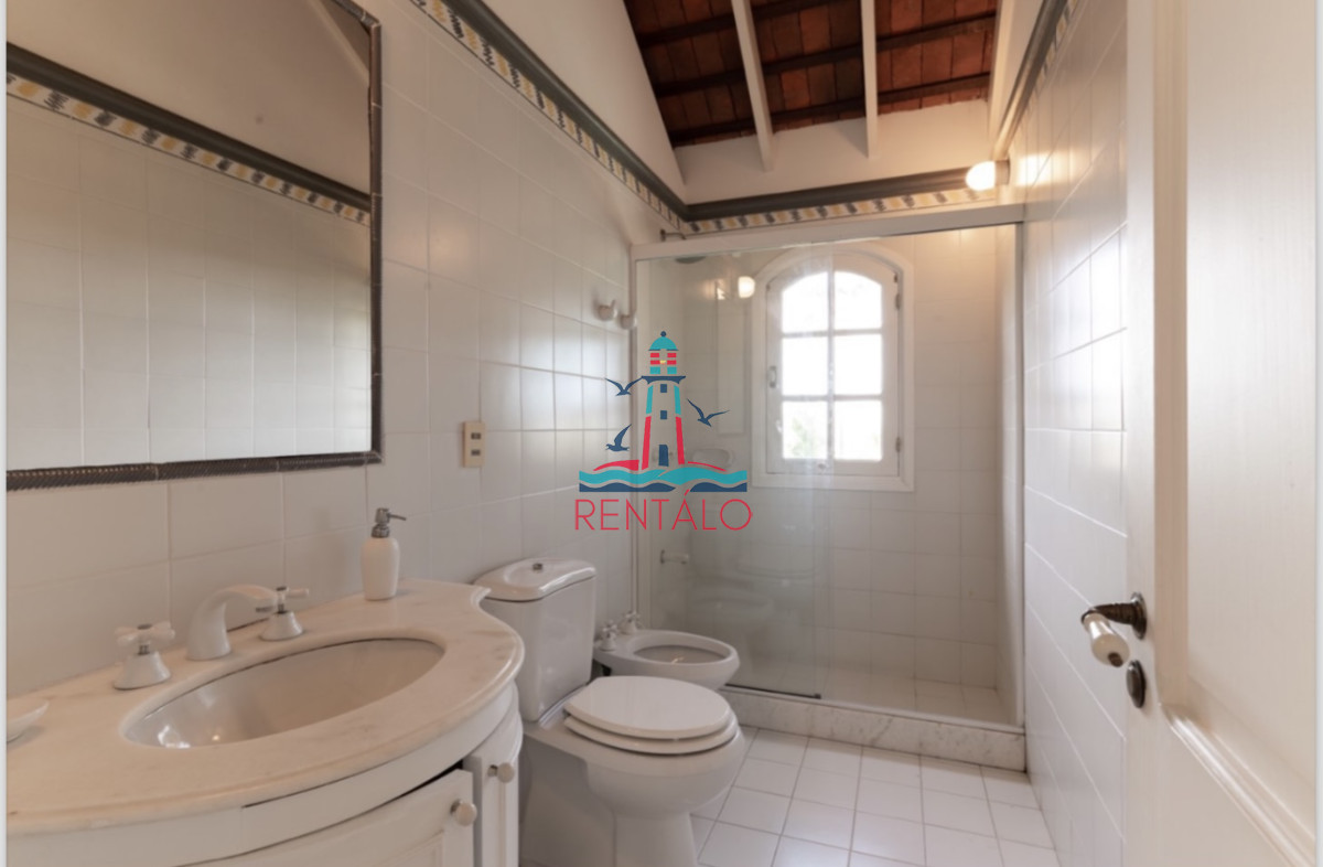 Casa ID.512 - casa en alquiler de temporada en punta del este 4  dormitorios mas dependencia y piscina en Montoya