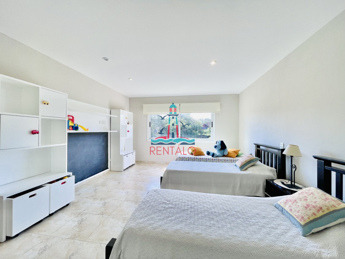 Casa ID.505 - Excelente Casa de 4 Dormitorios, Piscina Climatizada y Barbacoa en Pinares, Punta del Este