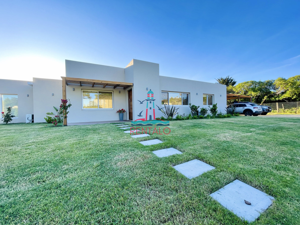 Casa ID.614 - Casa de 4 Dormitorios en venta en Punta del este  Piscina Climatizada y Parrillero en Punta Ballena, Barrio Semi Privado