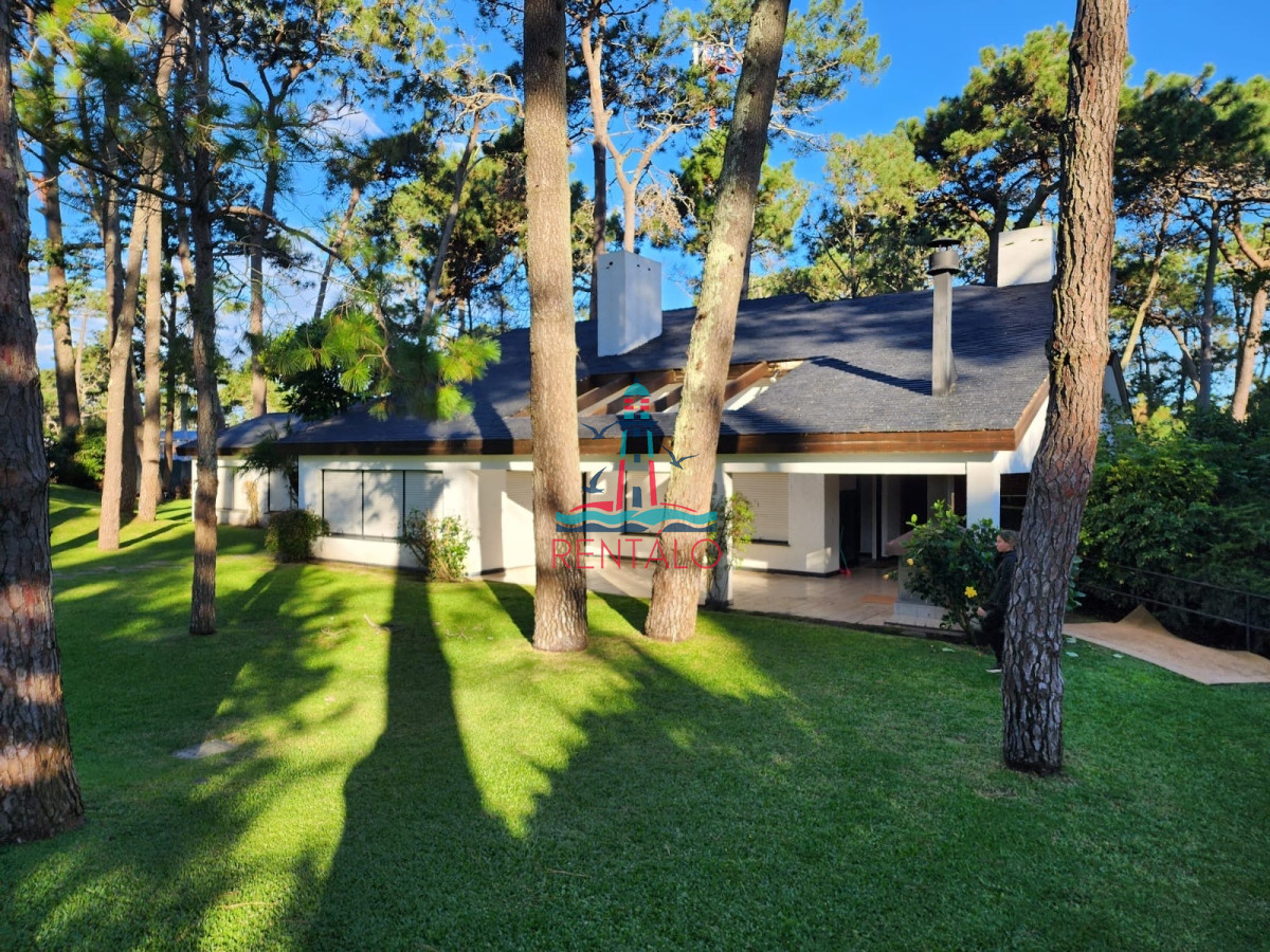 Casa ID.606 - Casa en alquiler de temporada con 4 suites más dependencia en 4500 m2 piscina y parrillero 