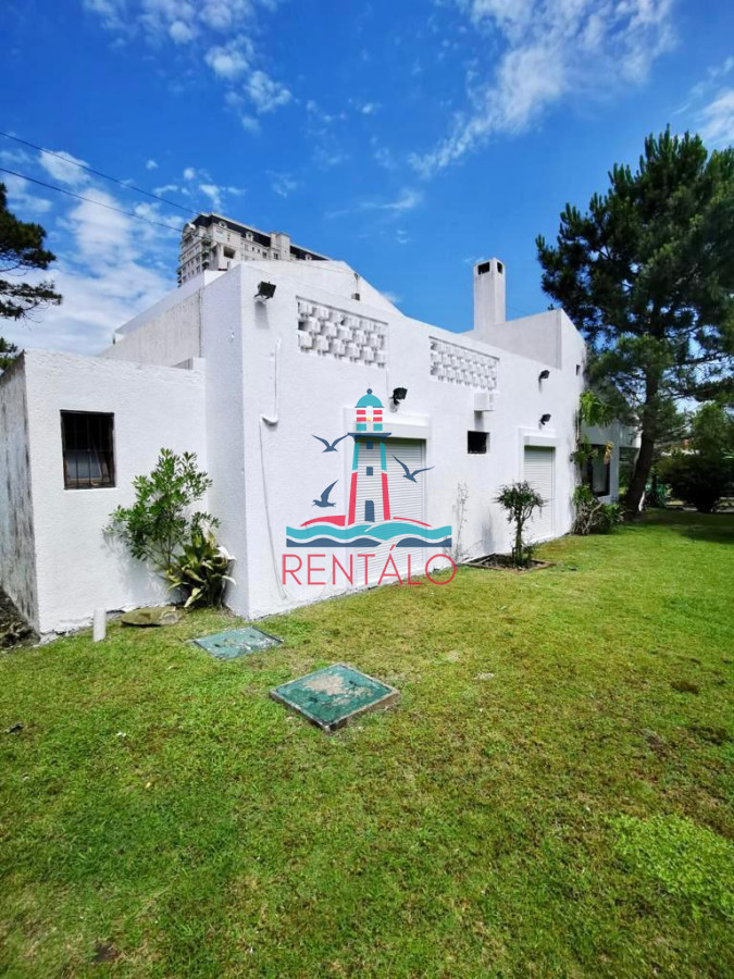 Casa ID.231 - Alquiler Anual, Casa de 4 Dormitorios, Parrillero y Piscina a pocos metros del Mar, Playa Mansa