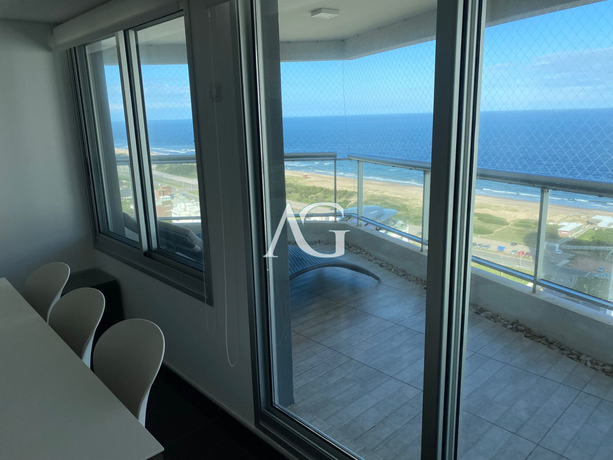 Apartamento ID.249 - Venta de gran apartamento de 3 dormitorios con parrillero propio en Playa Brava, Punta del Este